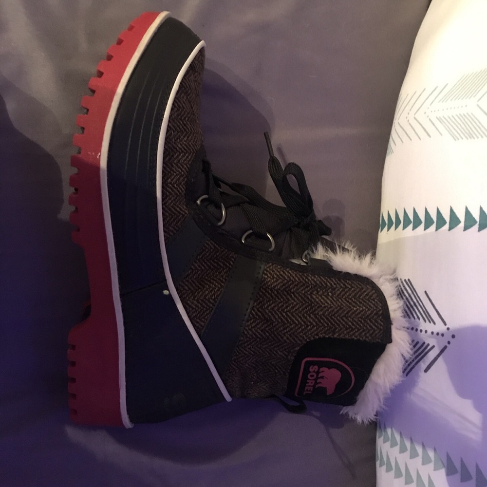 Sorel boots size 6 barley worn make offers !!